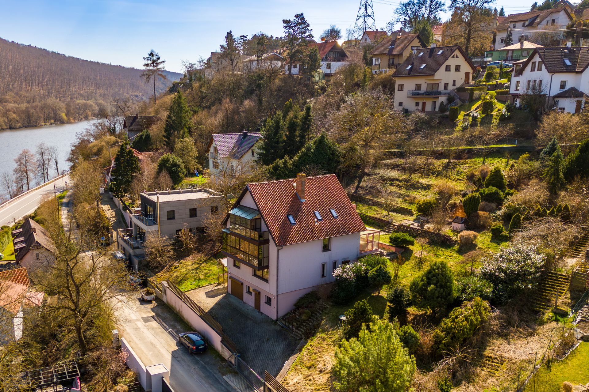 Vila nad Vltavou s terasovitou zahradou a výhledem na Vltavu na prodej